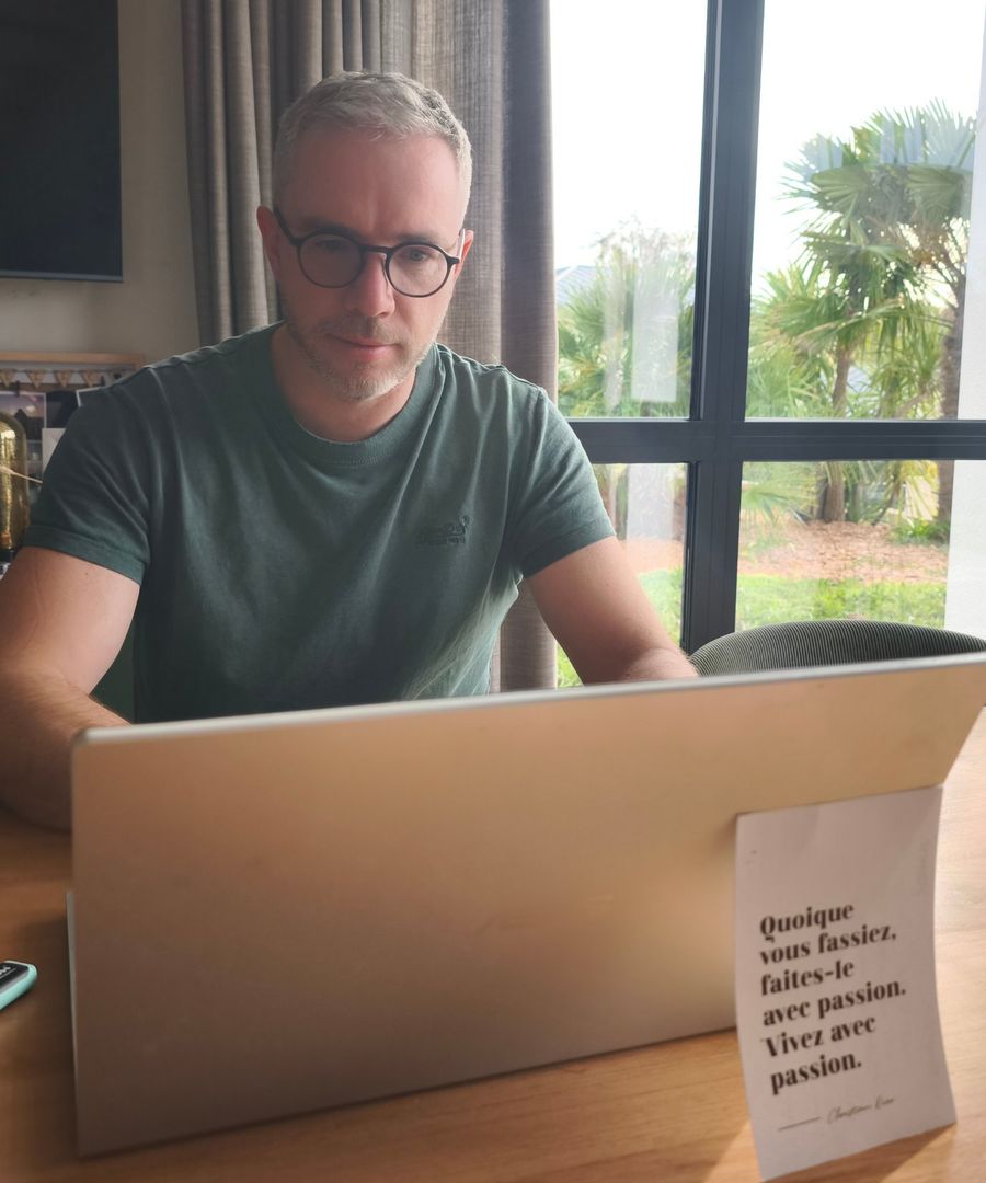 Jérôme Bouvet, DAF et DRH à temps partagé, au travail sur son ordinateur